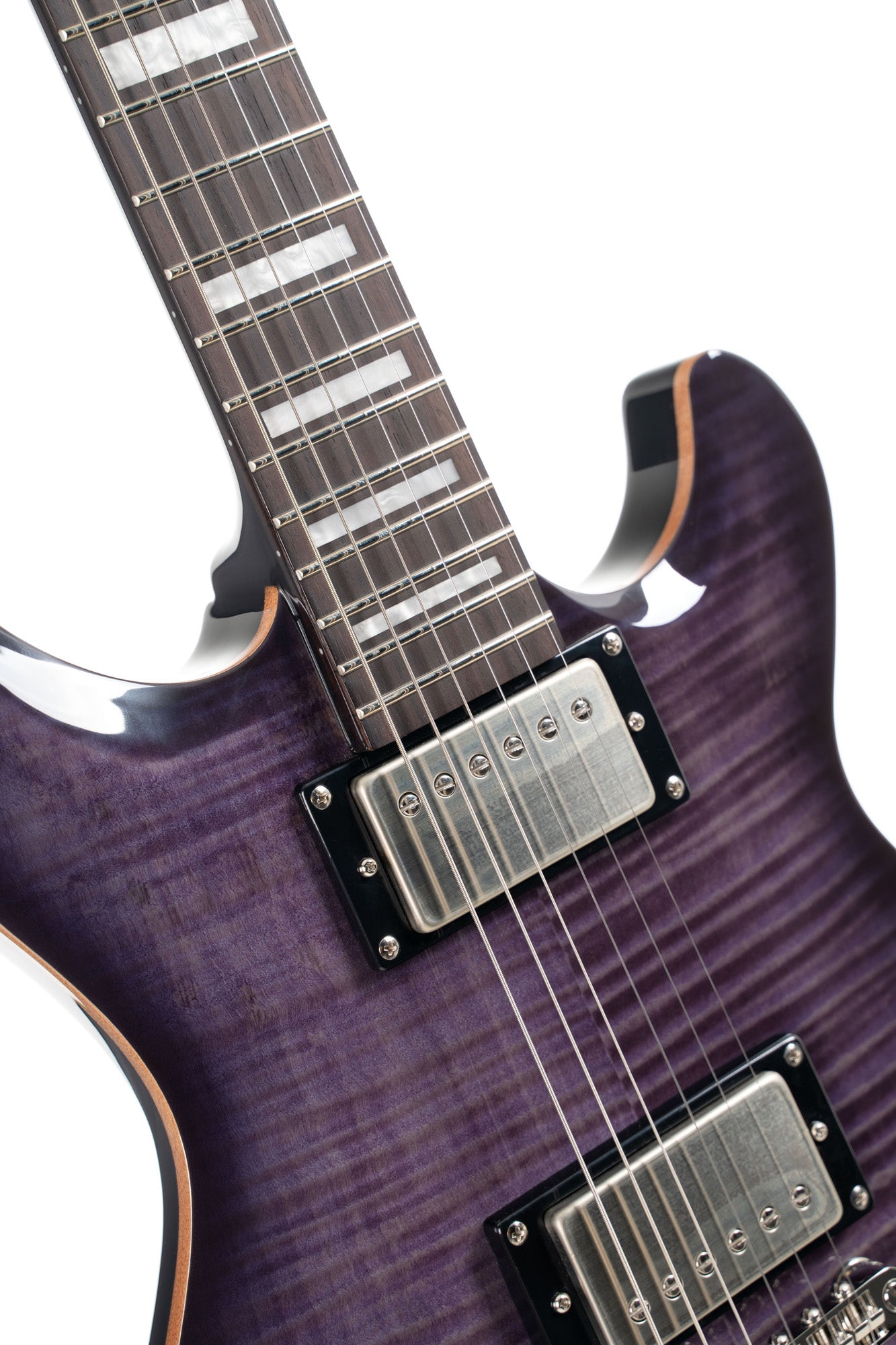 M600, corps acajou, placage érable flammé, manche collé acajou, 2 micros doubles Cort Voiced Tone VTH-59, trans purple burst